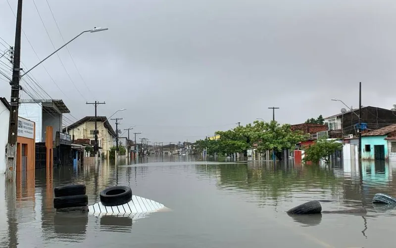 Elevação do nível da lagoa Mundaú inundou casas e deixou centenas de pessoas desalojadas no Vergel do Lago