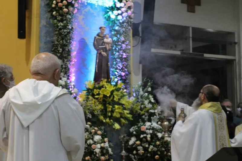 Fiéis celebraram o Santo Antônio, o santo junino, no Convento dos Capuchinhos, no bairro do Farol