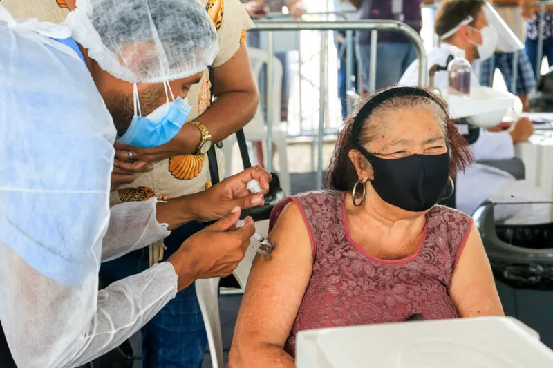 Ampliação da vacina para adultos com 50 anos considera surgimento de novas variantes