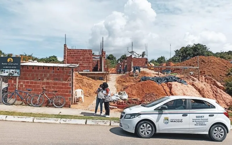 Imagem ilustrativa da imagem SEDET AUTUA MAIS DE 350 OBRAS IRREGULARES NO PRIMEIRO SEMESTRE DESTE ANO
HEBERT BORGES
REPÓRTER
De janeiro a junho deste ano, 354 obras e edificações irregulares foram autuadas em Maceió, pela Secretaria Adjunta de Análise e Licenciamento, vinculada à Secretaria Municipal de Desenvolvimento Territorial e Meio Ambiente (Sedet). O maior volume de processos é relacionado a casos de construções executadas em desconformidade com a legislação vigente.
As infrações identificadas no período envolvem ati