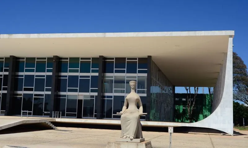 Imagem ilustrativa da imagem STF: JULGAMENTO SOBRE ELEIÇÃO INDIRETA SEGUE INDEFINIDO
THIAGO GOMES
REPÓRTER
Apesar de a Assembleia Legislativa de Alagoas (ALE) ter elegido, há quase um mês, o então deputado estadual Paulo Dantas (MDB) para o mandato-tampão de governador, a definição acerca de como o pleito foi planejado e executado ainda não se deu no âmbito da Justiça. No dia 13 de maio, foi feito um pedido de vista formulado pelo ministro Nunes Marques, do Supremo Tribunal Federal (STF), no âmbito da Arguição de Descumprim