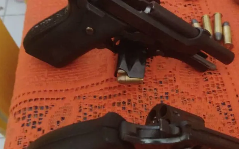 Armas apreendidas com o suspeito de matar agiota