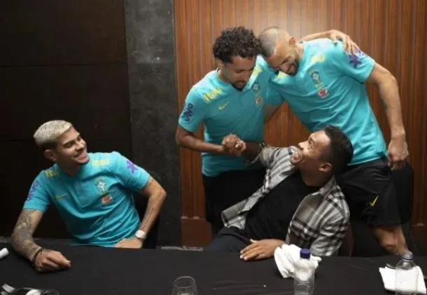Jogadores da Seleção Brasileira se cumprimentam na chegada ao hotel em Seul, na Coreia do Sul