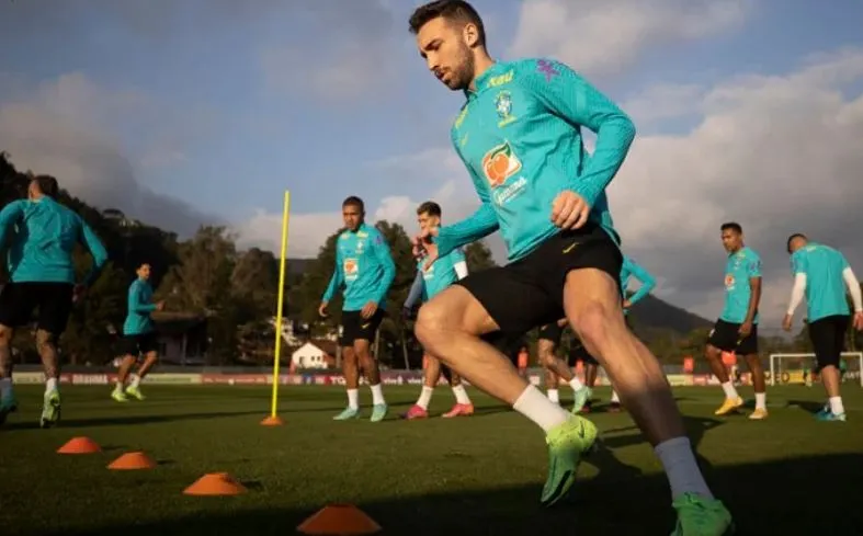 Zagueiro Léo Ortiz, que pertence ao Red Bull Bragantino, será a quinta opção para a posição na Seleção Brasileira