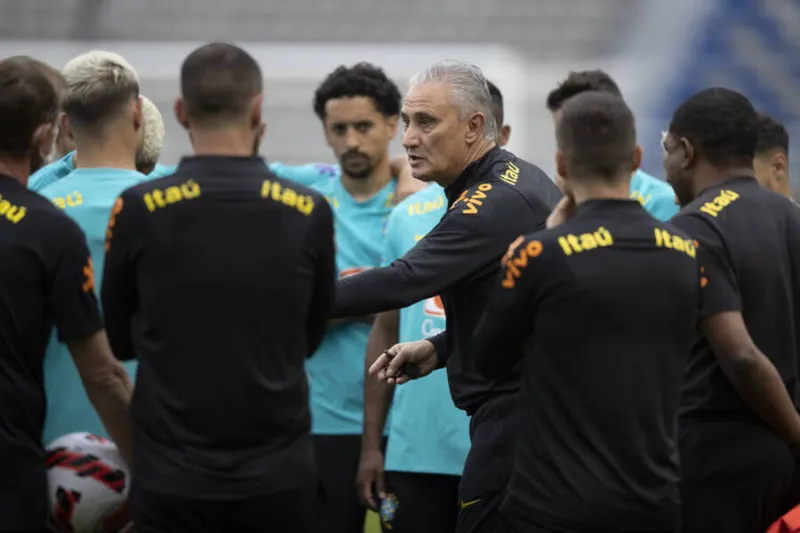 Tite escalou dois times no treino, esboçando a escalação que deve iniciar o amistoso contra a Coreia do Sul