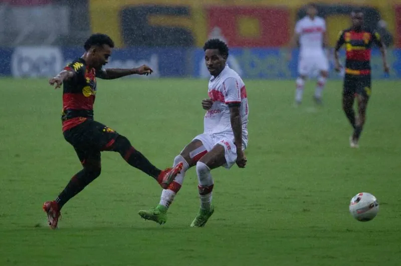 Lateral esquerdo, Guilherme Romão teve papel providencial na estratégia proposta pelo técnico Daniel Paulista