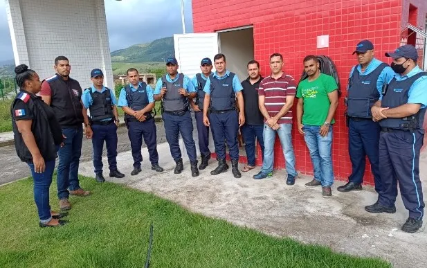 Imagem ilustrativa da imagem VIGILANTES COBRAM SALÁRIOS ATRASADOS À SESAu
MARIANE RODRIGUES
REPÓRTER
Vigilantes que trabalham em hospitais e Unidades de Pronto Atendimentos (UPA) administrados pelos Governo de Alagoas cobram da Secretaria de Estado da Saúde (Sesau) o pagamento do salário que está atrasado há três meses. As informações são do Sindicato de Vigilantes de Alagoas, que afirmou à Gazetaweb que a categoria pode paralisar as atividades caso os valores não sejam pagos.
De acordo com o presidente do sindicato, José C