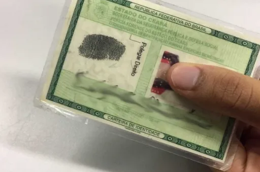 Imagem ilustrativa da imagem ALAGOANOS BUSCAM INFORMAÇÕES SOBRE LEI FEDERAL PARA MUDAR NOME EM DOCUMENTOS
AILTON CRUZ
Lei reduziu a burocracia para a mudança do nome nos documentos sem a necessidade de ação judicial
REGINA CARVALHO
REPÓRTER
Já é possível mudar nome nos documentos sem a necessidade de ação judicial. Está em vigor uma lei federal que permite que qualquer pessoa com mais de 18 anos pode requerer ao cartório de registro civil de origem a mudança. Ou seja, menos burocracia.
Em entrevista à Gazeta, o presidente d