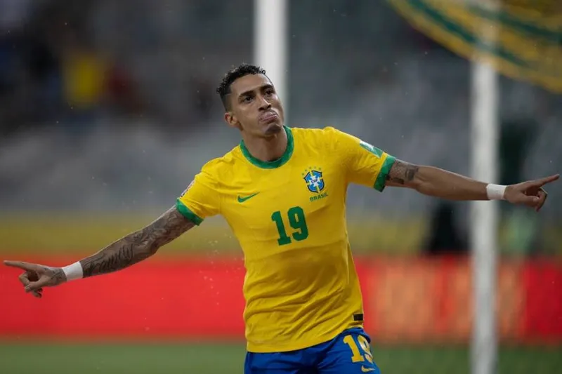 Após grandes atuações com a camisa da Seleção e do Leeds United, Raphinha deve ser apresentado no Barça