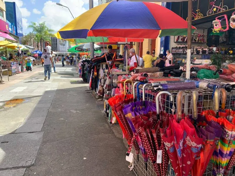 Baixa procura por máscaras de proteção faz camelôs optarem pela venda de outros produtos, no Centro de Maceió
