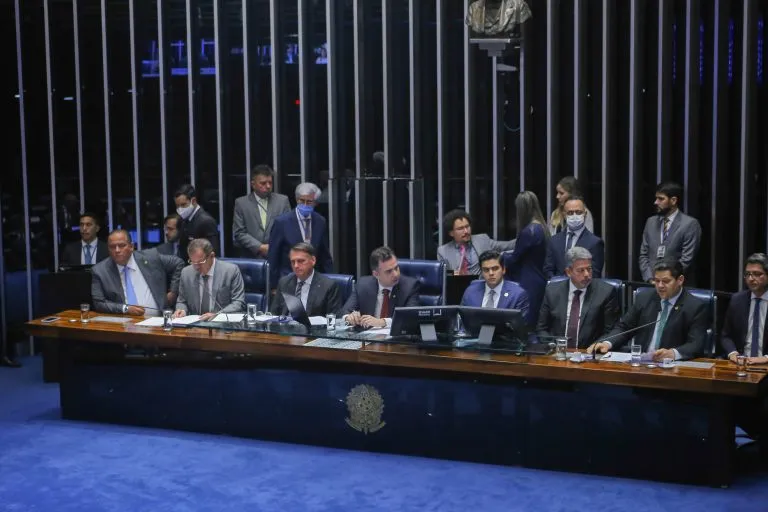Imagem ilustrativa da imagem COM BOLSONARO, PEC QUE AMPLIA  BENEFÍCIOS SOCIAIS É PROMULGADA
PAULO SÉRGIO/CÂMARA DOS DEPUTADOS
PEC que estabeleceu o estado de emergência foi promulgada ontem pelo Congresso
AGÊNCIA BRASIL

Com a presença do presidente Jair Bolsonaro, o Congresso Nacional promulgou ontem a emenda à Constituição que prevê a criação de um estado de emergência para ampliar o pagamento de benefícios sociais até o fim do ano. A Proposta de Emenda à Constituição (PEC) passou por uma tramitação rápida, até sua aprova
