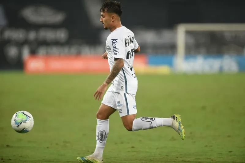 Lucas Lourenço foi revelado pelo Santos e soma uma passagem pelo Londrina, onde não conseguiu destaque ideal