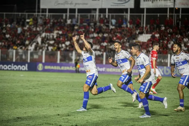 Atacante Osvaldo vibra com golaço marcado sobre o Vila Nova; Azulão voltou a vencer na Série B após oito partidas