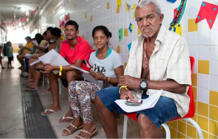 Imagem ilustrativa da imagem MUNICÍPIO COMEÇA A PAGAR AUXÍLIO E ALUGUEL SOCIAL
JOBISON BARROS
COM ASSESSORIA
O pagamento do auxílio emergencial de R$ 500 e do aluguel social de R$ 250 para desabrigados das chuvas em Maceió começou a ser feito nessa terça-feira (12). Mais de 2 mil pessoas que estavam em abrigos em Maceió, após serem afetadas pela cheia da Lagoa Mundaú, foram cadastradas para receber os benefícios.
A Secretaria Municipal de Assistência Social (Semas) iniciou o pagamento pelos abrigados na Escola Nosso Lar, na