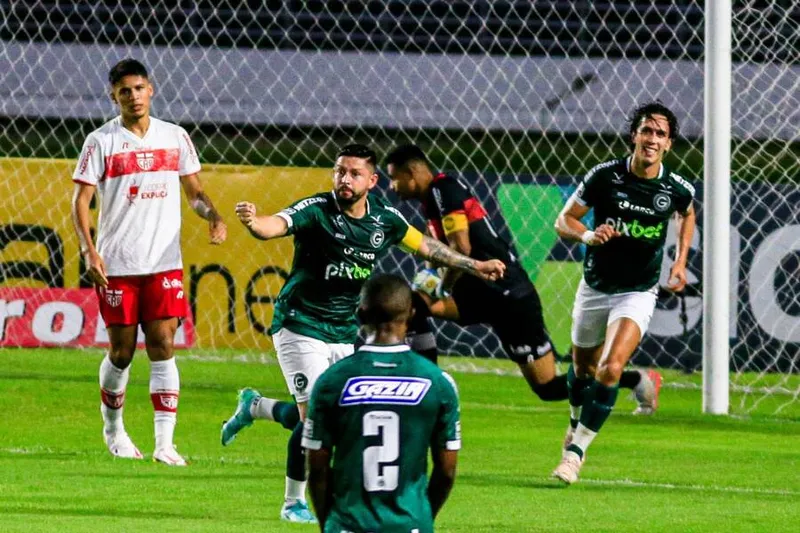 Élvis em ação com a camisa do Goiás em 2021, em confronto com o próprio Galo, no Rei Pelé