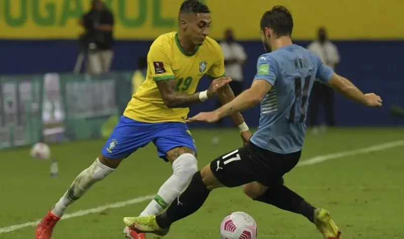 Raphinha, atacante da Seleção Brasileira, chegou em Barcelona nessa quarta-feira (13)