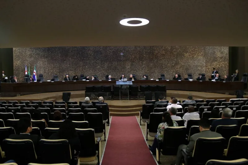 Imagem ilustrativa da imagem TJ REALIZA HOJE SESSÃO EXTRAORDINÁRIA PARA DEFINIR LISTA TRÍPLICE
ASSESSORIA TJ-AL
Pleno do TJ escolherá hoje três candidatos à vaga de desembargador
MARIANE RODRIGUES
REPÓRTER
A escolha da lista tríplice na disputa para desembargador de Alagoas pelo Quinto Constitucional deve ocorrer nesta sexta (15 de julho), em Sessão Extraordinária do Tribunal do Pleno, a partir das 11h. 
A sessão foi convocada pelo presidente do Tribunal de Justiça, o desembargador Klever Loureiro. A lista tríplice está sen