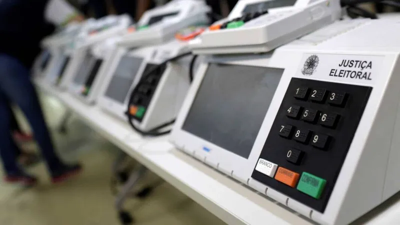 Imagem ilustrativa da imagem ALAGOAS TEM O MAIOR PERCENTUAL DE ELEITORES ANALFABETOS DO PAÍS
De acordo com dados do TSE, mais de 244 mil pessoas estão nessa situação, um percentual de 10,52%
HEBERT BORGES
REPÓRTER
De cada dez eleitores alagoanos aptos a votar este ano, um é analfabeto, segundo dados do Tribunal Superior Eleitoral. O percentual de 10,52% é o maior do Brasil e o único a superar os dois dígitos entre as unidades da federação. São 244.677 eleitores que não sabem ler e escrever em Alagoas. A taxa nacional é de 4