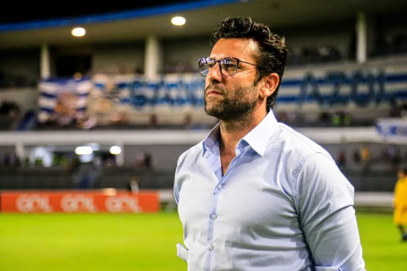 Valentim ainda não conseguiu comandar grandes atuações e soma apenas uma vitória no período de nove partidas