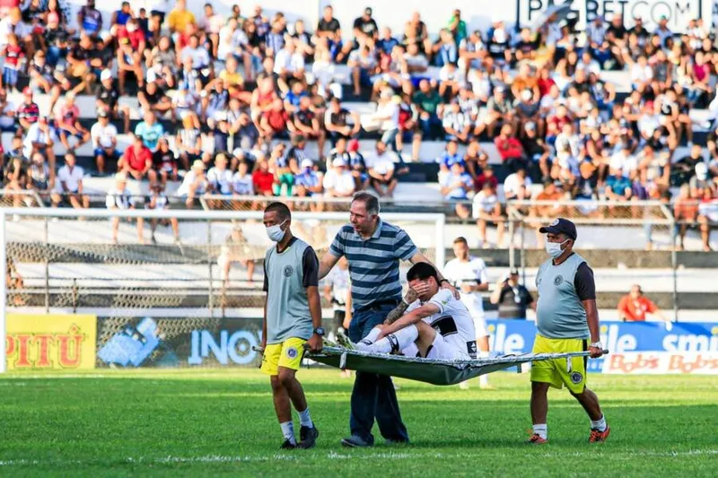 Júnior Viçosa se lesionou por volta dos 30 minutos do 1º tempo da partida contra o Afogados, no sábado (23)