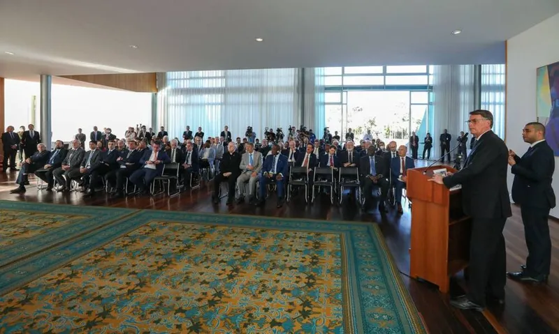 Imagem ilustrativa da imagem BOLSONARO DEFENDE TRANSPARÊNCIA NAS URNAS
AGÊNCIA BRASIL

O presidente Jair Bolsonaro disse, ontem, que seu governo está trabalhando para apresentar uma “saída” para as eleições deste ano. “Queremos, obviamente, estamos lutando, para apresentar uma saída para isso tudo. Nós queremos confiança e transparência no sistema eleitoral brasileiro”, afirmou Bolsonaro, em evento com chefes de missões diplomáticas no Brasil sobre o processo eleitoral.
Segundo o presidente, o governo trabalha para “corrigi