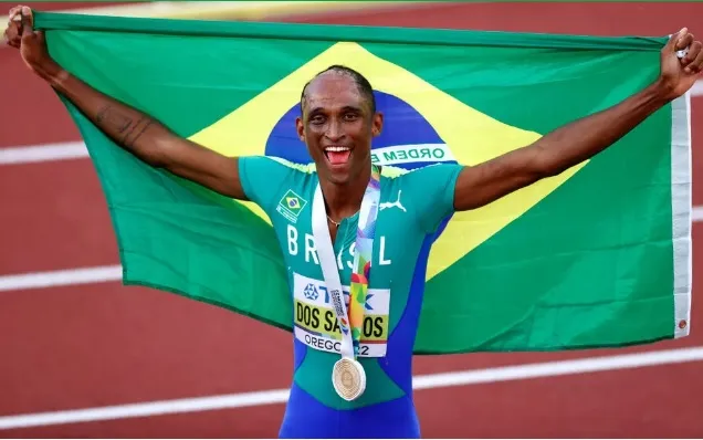 Alison dos Santos conquistou o ouro histórico nos 400m com barreiras, do Mundial de Atletismo de Eugene (EUA)
