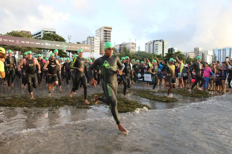 Triatletas terão pela frente 1,9 km de natação no Ironman que será realizado em Maceió, no domingo (7)