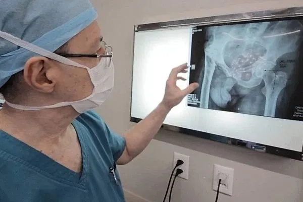 Imagem ilustrativa da imagem CIRURGIA INÉDITA NO DF FAZ HOMEM RECUPERAR MOVIMENTO DAS PERNAS