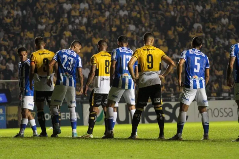 Após bom início, clube azulino acaba se prejudicando com um atleta a menos e é derrotado