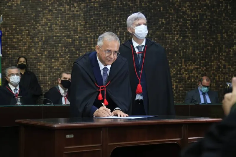 Imagem ilustrativa da imagem FÁBIO FERRARIO TOMA POSSE COMO DESEMBARGADOR DO TJ-AL