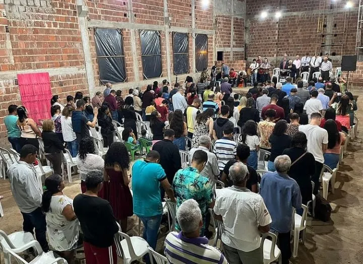 Templo da igreja, ainda em fase de construção, estava repleto de membros e convidados