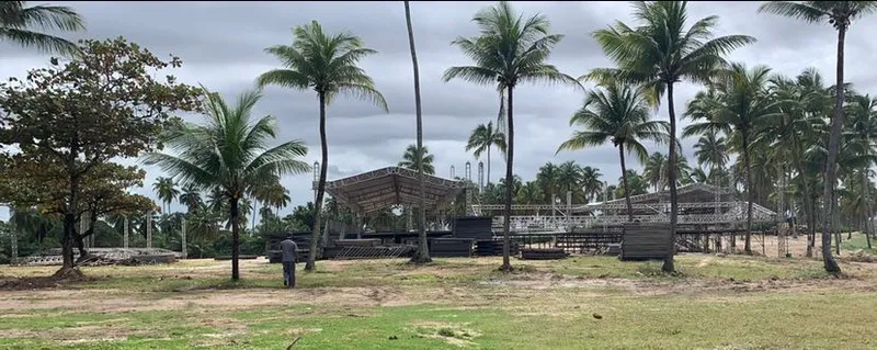 Estrutura que está sendo montada na Praia do Francês, onde será realizado o Macena Open