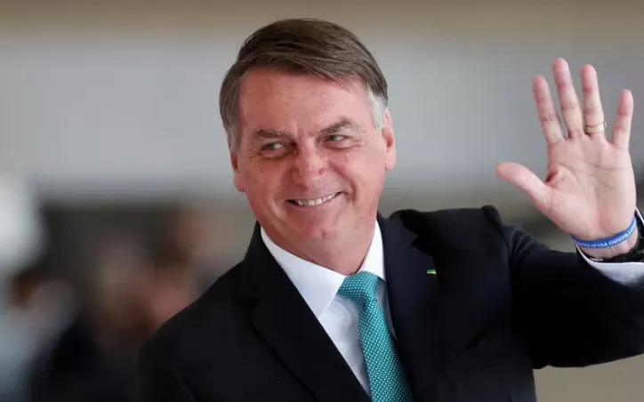 Imagem ilustrativa da imagem PL OFICIALIZARÁ CANDIDATURA DE BOLSONARO À REELEIÇÃO NO DOMINGO
Convenção do partido será realizada no ginásio do Maracanãzinho e deve reunir 10 mil pessoas 
DA REDAÇÃO
COM GAZETA DO POVO
O presidente Jair Bolsonaro oficializa sua candidatura à reeleição neste domingo (24) na convenção nacional do Partido Liberal (PL), no Rio de Janeiro, com a expectativa de um discurso propositivo, combativo e até emotivo. Coordenadores de campanha esperam por falas que apontem os feitos e realizações de sua ge