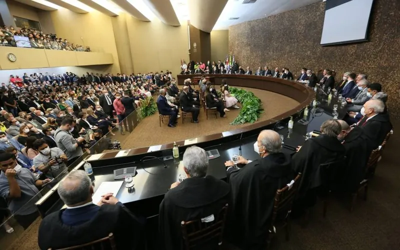 Imagem ilustrativa da imagem POSSE DE FERRARIO É PRESTIGIADA POR POLÍTICOS E AUTORIDADES DO JUDICIÁRIO