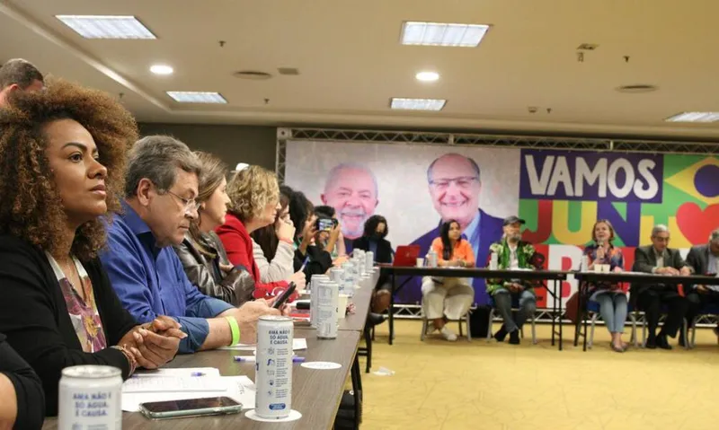Imagem ilustrativa da imagem PT OFICIALIZA CANDIDATURA DE LULA E PROJETA SEGUNDO TURNO
AGÊNCIA BRASIL
Sem a presença do ex-presidente, convenção aprovou a chapa Lula-Alckmin
FOLHAPRESS

O Partido dos Trabalhadores aprovou por unanimidade o nome do ex-presidente Luiz Inácio Lula da Silva (PT) à Presidência e o do ex-governador Geraldo Alckmin (PSB) para a vice na chapa nas eleições de outubro em convenção nacional da legenda realizada em São Paulo ontem.
A convenção aprovou por unanimidade a chapa Lula-Alckmin e delegou à ex