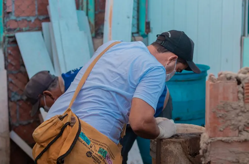 Agentes de saúde inspecionam possíveis criadouros do mosquito Aedes Aegypti em Maceió