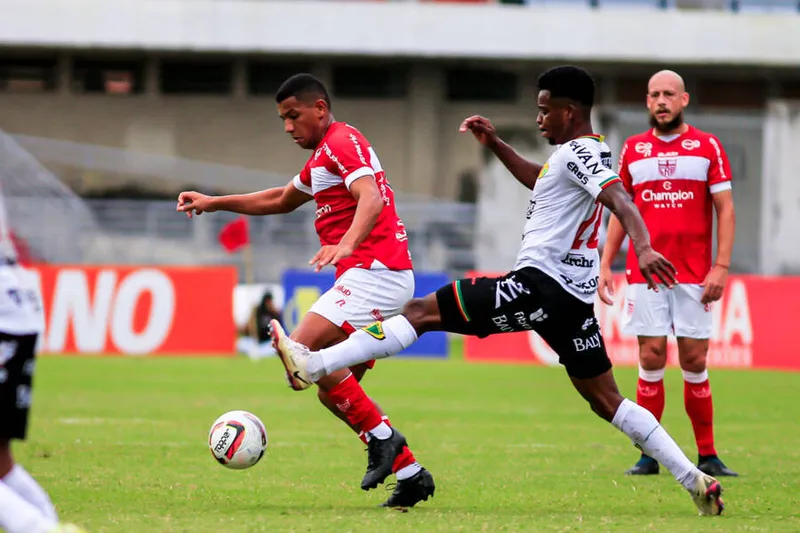 Maceió, 16 de julho de 2022
Lance do jogo entre CRB e Brusque, partida válida pela 18ª rodada da Série B do Campeonato Brasileiro, realizada no Estádio Rei Pelé em Maceió, Alagoas - Brasil.
Foto: Ailton Cruz