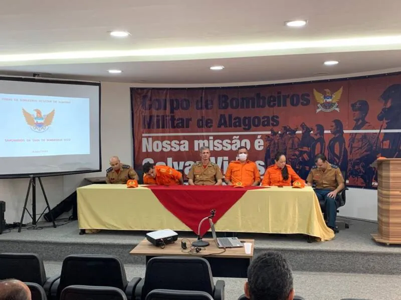 Imagem ilustrativa da imagem TAXA DE COMBATE A INCÊNDIO TEM REAJUSTE DE 10% ESTE ANO
TATIANNE BRANDÃO
REPÓRTER
O Corpo de Bombeiros Militar de Alagoas lançou, ontem, a Taxa de Prevenção e Combate a Incêndio em Edificações 2022. O lançamento ocorreu na sede do Quartel Central da corporação, no bairro do Trapiche da Barra. Este ano, o tributo está cerca de 10% mais caro que o ano passado. 
Devido à lei nº 6.442, de 31 de dezembro de 2003, a taxa passou a ser cobrada para toda a sociedade alagoana. O Major Holanda explica que