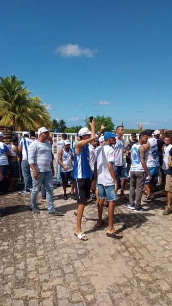 Torcedores foram à AABB, onde o CSA treinou, nessa segunda (1), e realizaram um protesto