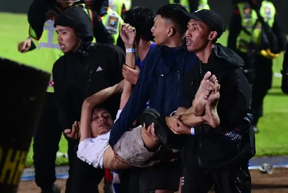 Mais de 100 pessoas morreram após confusão no campo do Arema, na Indonésia, entre torcedores e policiais