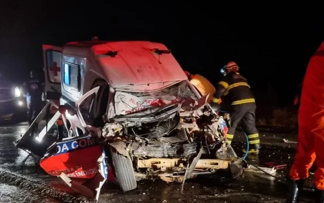 Acidente entre uma ambulância e um caminhão ocorreu em trecho da rodovia AL-115