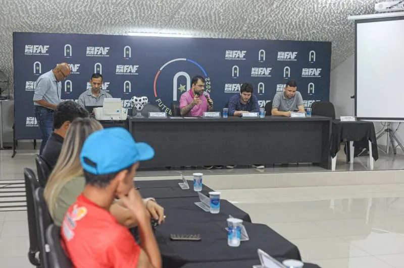 Representantes de clubes e da FAF durante reunião do Arbitral do Campeonato Alagoano de Futebol Feminino