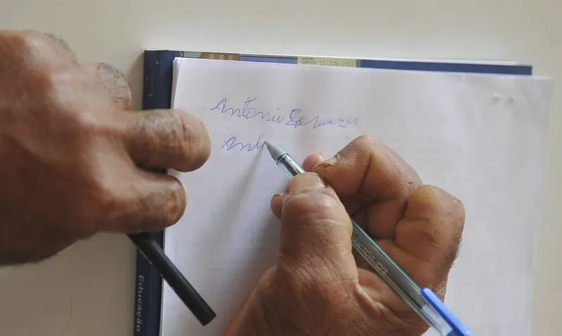 Imagem ilustrativa da imagem ALAGOAS SE MANTÉM NO TOPO DO RANKING DE ANALFABETISMO NO PAÍS