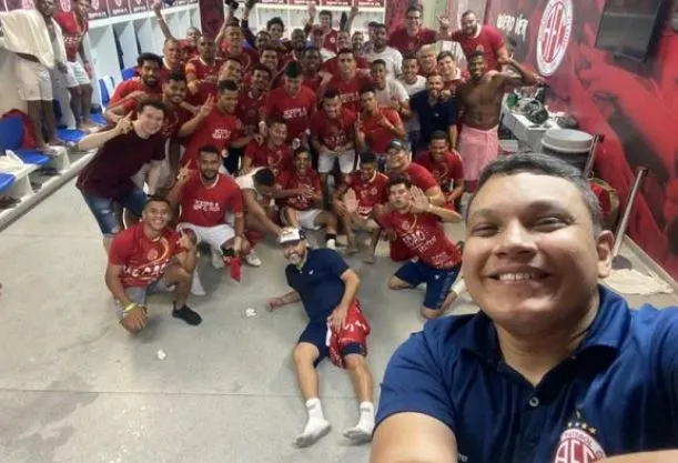 Delegação do América-RN em ritmo de comemoração pelo acesso à Série C, depois do jogo contra o Caxias