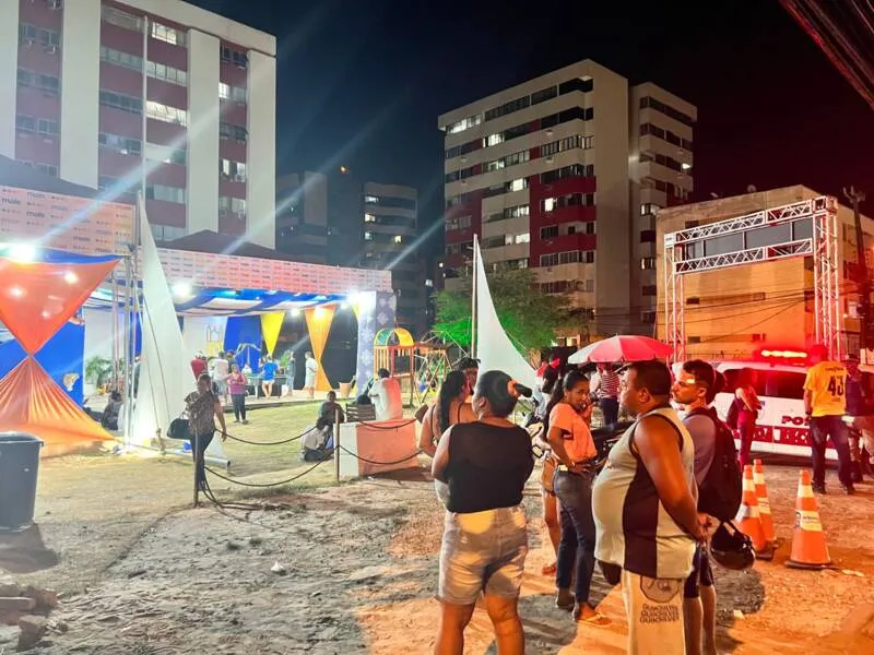 Imagem ilustrativa da imagem BANDEIRINHAS DE CUNHA FECHAM RUA E COBRAM PAGAMENTO: ‘NÃO PAGOU NINGUÉM’