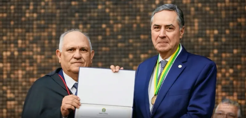 Imagem ilustrativa da imagem BARROSO E DESEMBARGADORES RECEBEM MEDALHA DO TRE-AL