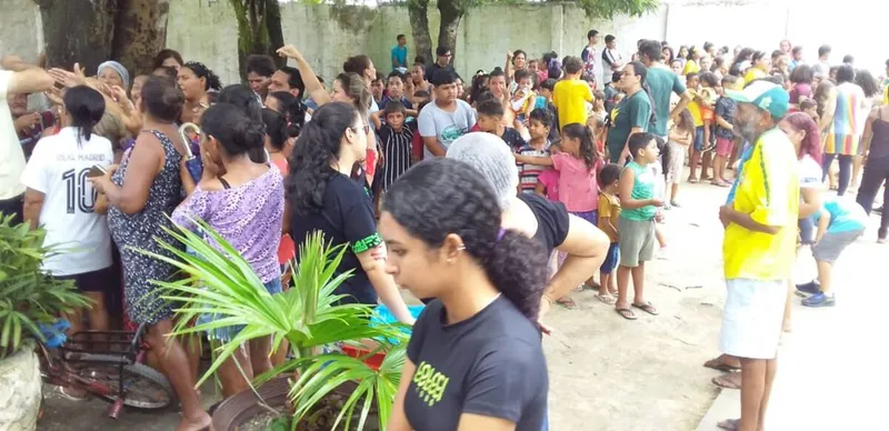 Moradores do povoado chegaram ao colégio antes da abertura de seus portões