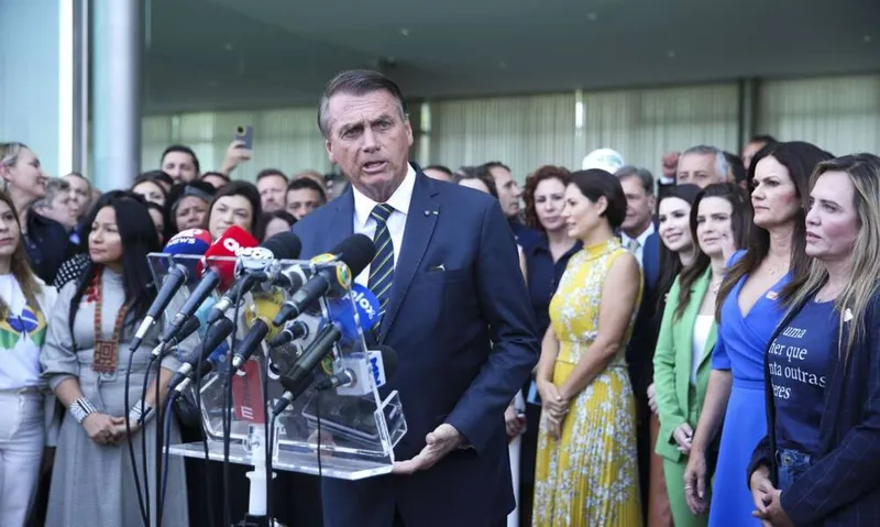 Imagem ilustrativa da imagem BOLSONARO RECEBE APOIO DE DEPUTADOS FEDERAIS E GOVERNADORES REELEITOS
JOSÉ CRUZ / AGÊNCIA BRASIL
Bolsonaro recebeu ontem no Palácio da Alvorado um grupo de deputados e governadores reeleitos 
AGÊNCIA BRASIL

O candidato à Presidência pelo PL, Jair Bolsonaro, recebeu ontem, no Palácio da Alvorada um grupo de deputados federais e governadores reeleitos, que manifestou seu apoio à reeleição do mandatário. O presidente da Câmara dos Deputados, Arthur Lira, também estava presente no encontro.
“As esc