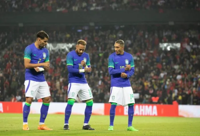 Paquetá, Neymar e Rapinha comemoram mais um tento brasileiro na goleada sobre a Tunísia, em amistoso: 5 a 1