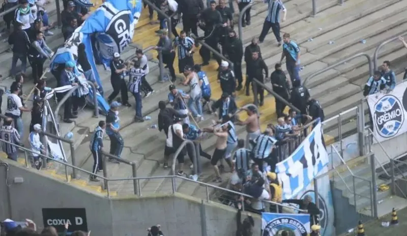 Torcida do Grêmio entrou em conflito entre si na Arena, em partida contra o Cruzeiro, nesse domingo (21)